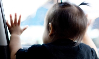 Bé gái 2 tuổi tử vong sau nhiều giờ bị bỏ quên trên ô tô